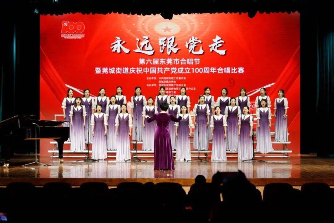 凯莉詹娜出席巴黎大秀,淡黄色轻纱裙搭配水晶高跟,女王范十足!